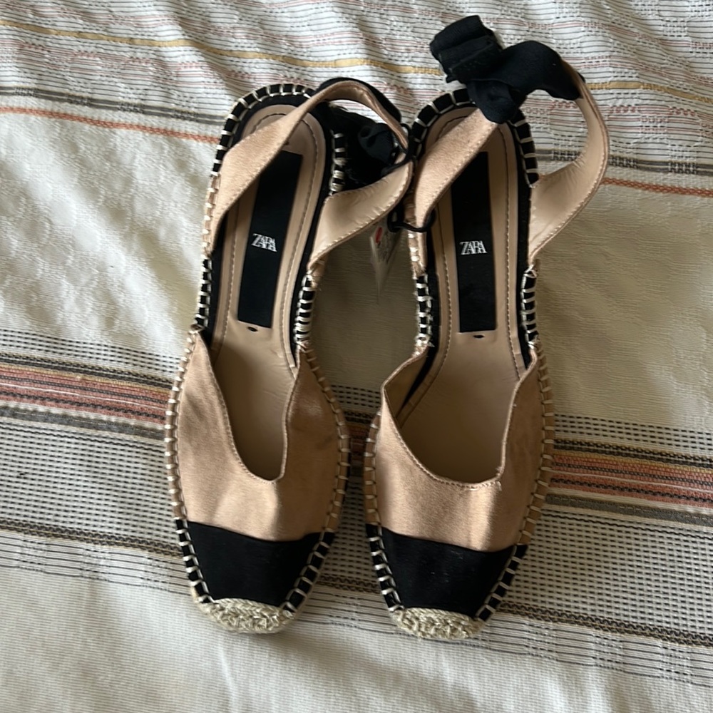 Brand new with tags Zara tan and black woven wedges. Great for summer! 39 (Us8)